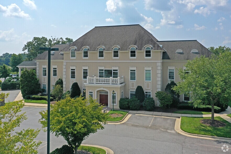 4510 Weybridge Ln, Greensboro, NC à louer - Photo du bâtiment - Image 2 de 7