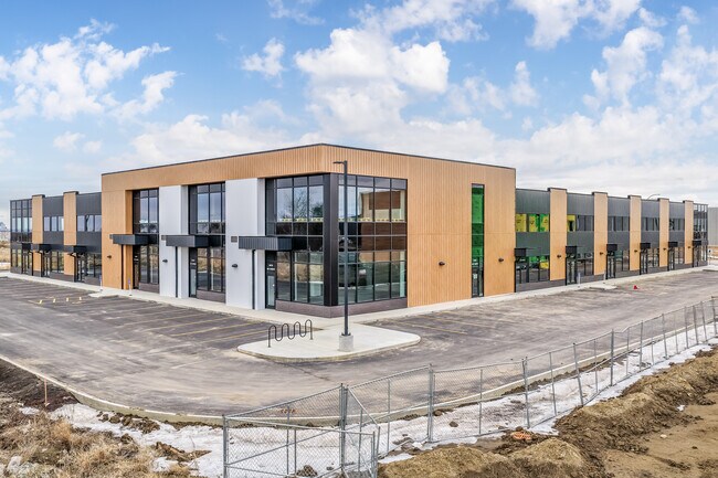 Plus de détails pour 2943 50 Av NW, Edmonton, AB - Commerce de détail à vendre