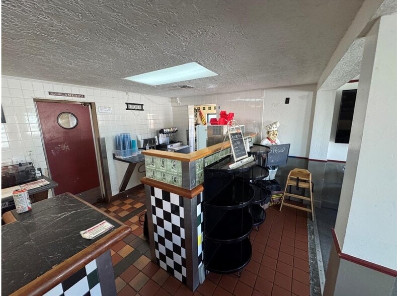 293 E Ketchum Ave, Ketchum, OK for sale - Interior Photo - Image 3 of 4