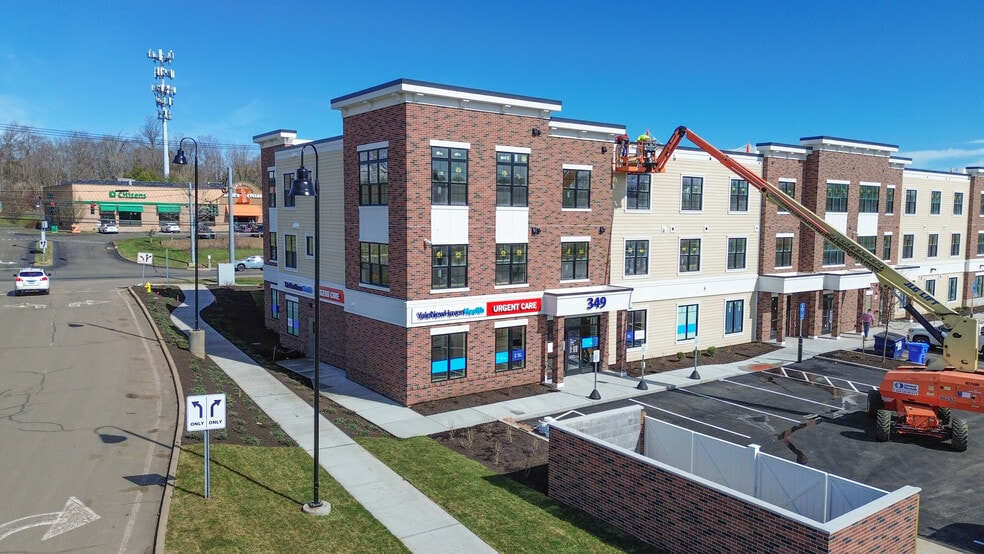 349 E Main St, Branford, CT for lease - Primary Photo - Image 1 of 16