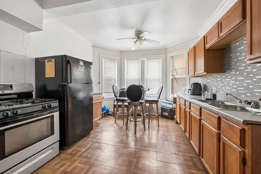 8018-8020 S Eberhart Ave, Chicago, IL for sale - Interior Photo - Image 3 of 5