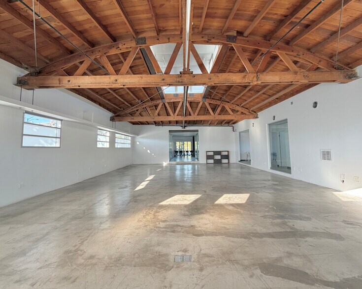 1920 Olympic Blvd, Santa Monica, CA à louer - Photo du bâtiment - Image 2 de 22