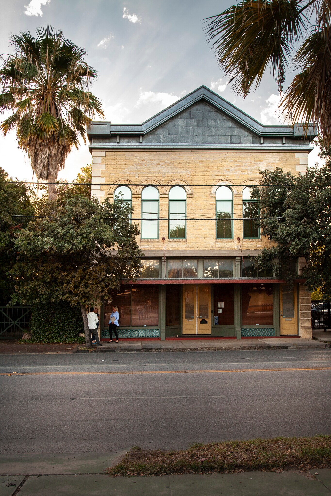 723 S Flores St, San Antonio, TX for lease Primary Photo- Image 1 of 48