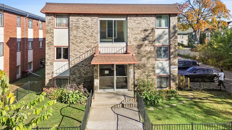 2637 Pleasant Ave S, Minneapolis, MN à vendre - Photo du bâtiment - Image 2 de 38