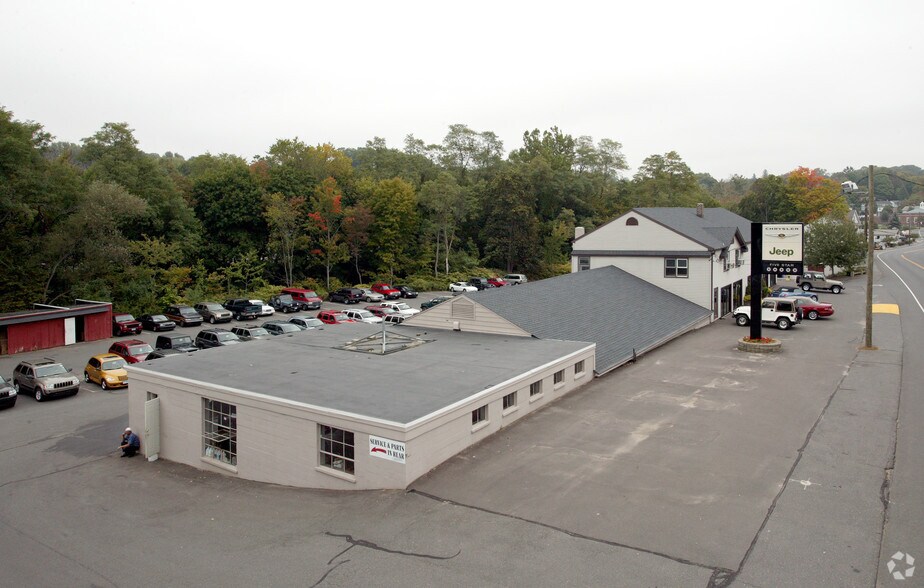 554 Main St, Oakville, CT à louer - Photo du bâtiment - Image 3 de 4