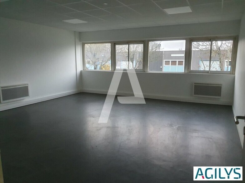 Flex in Torcy for lease - Interior Photo - Image 2 of 5