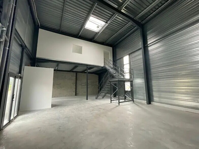 Flex dans Bourgoin-Jallieu à louer - Photo du bâtiment - Image 3 de 13