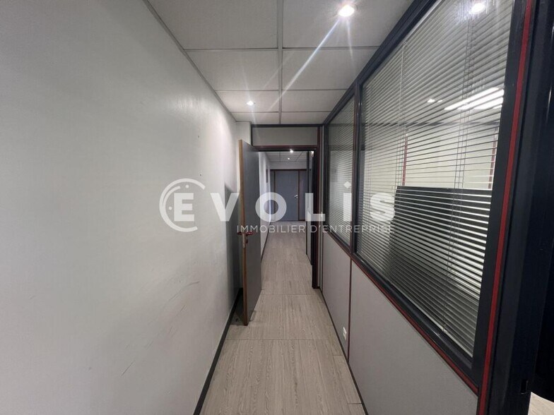Office in Créteil for lease - Interior Photo - Image 2 of 7