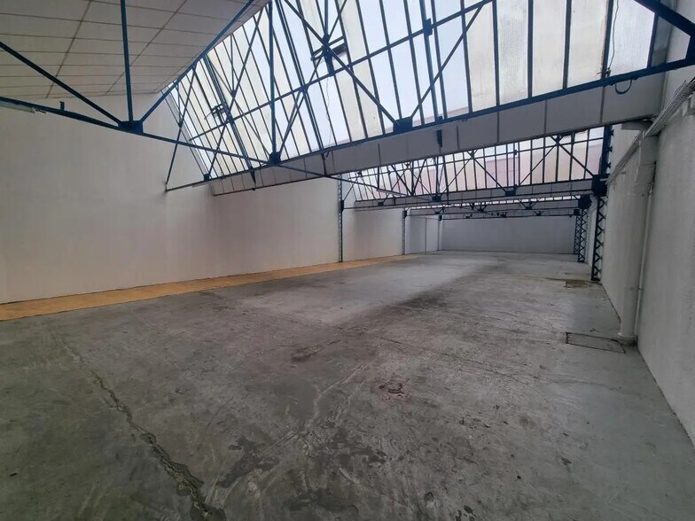Flex in Montreuil for lease - Interior Photo - Image 2 of 6