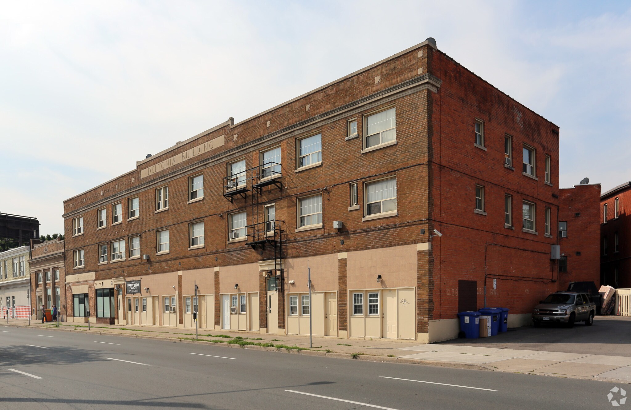 1083* MAIN STREET E portefeuille de 2 propriétés à vendre sur LoopNet.ca Photo principale- Image 1 de 3