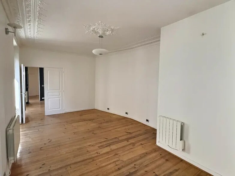 20 Rue Du Cirque, Paris for lease - Interior Photo - Image 2 of 10