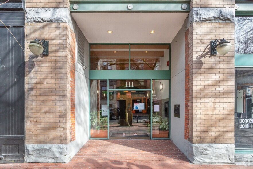 101-111 Water St, Vancouver, BC à louer - Photo du bâtiment - Image 2 de 4