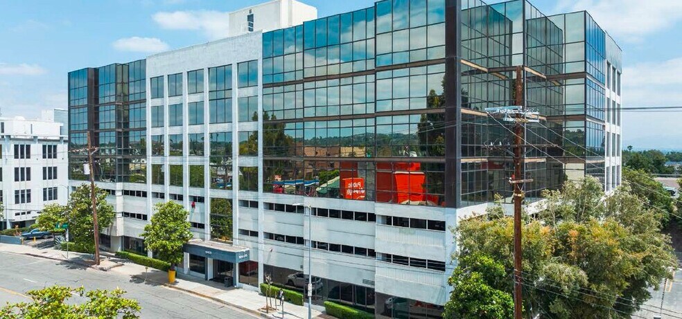 18425 Burbank Blvd, Tarzana, CA à louer - Photo du bâtiment - Image 3 de 4