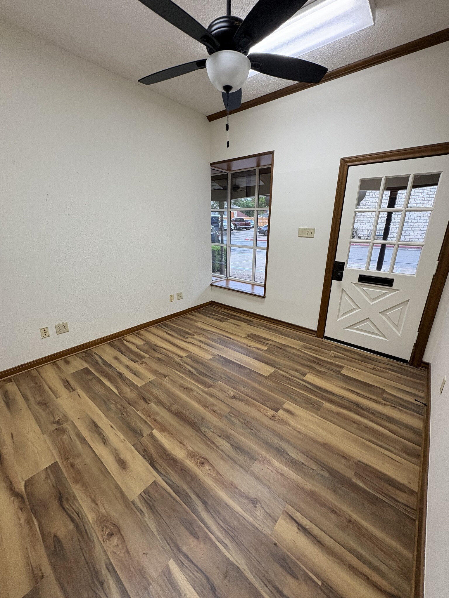 201 E Bridge St, Granbury, TX à louer Photo intérieure- Image 1 de 7