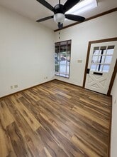 201 E Bridge St, Granbury, TX à louer Photo intérieure- Image 1 de 7