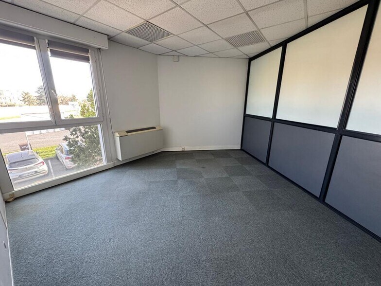Office in Cugnaux for lease - Interior Photo - Image 3 of 4