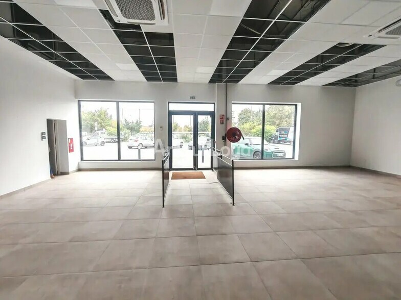 Retail in Reims for lease - Interior Photo - Image 2 of 7