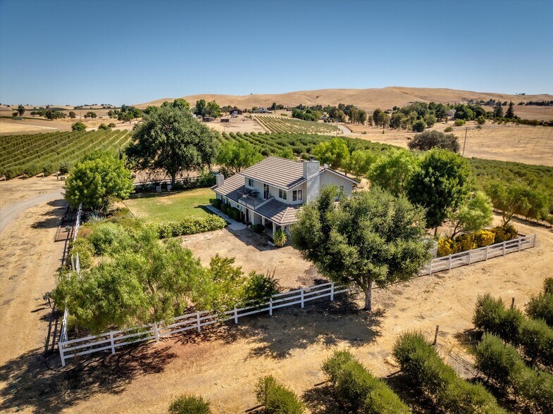 5055 Rancho La Loma Linda Dr, Paso Robles, CA à vendre - Photo du bâtiment - Image 2 de 62