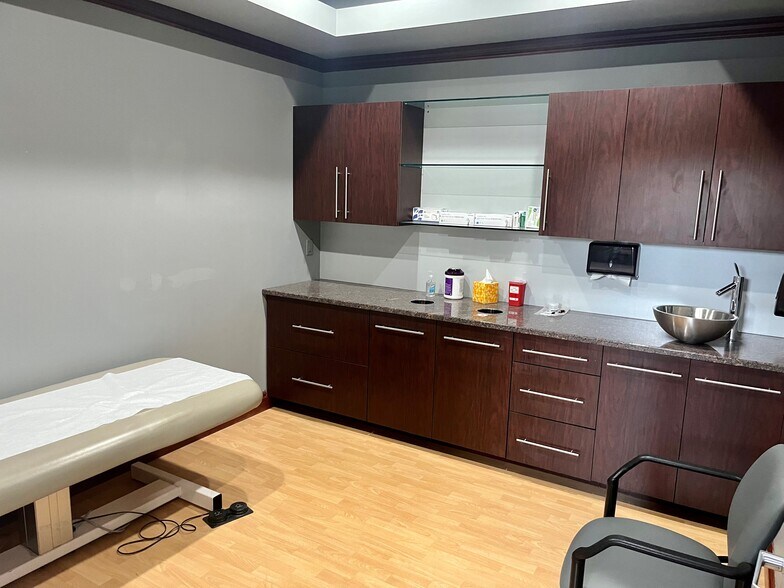 27750 Middlebelt Rd, Farmington Hills, MI à louer - Photo intérieure - Image 3 de 22