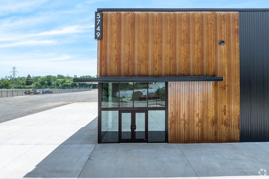 5701 Parker Henderson Drive, Fort Worth, TX for lease - Building Photo - Image 2 of 13