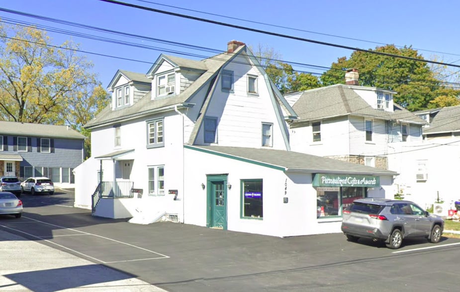 1049 Lancaster Ave, Berwyn, PA for lease - Building Photo - Image 3 of 5