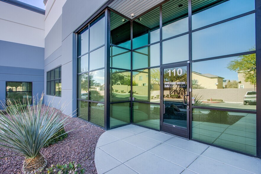 570 W Cheyenne Ave, North Las Vegas, NV à louer - Photo du bâtiment - Image 3 de 16