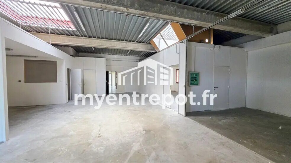 Flex in Aubagne for lease - Interior Photo - Image 1 of 8