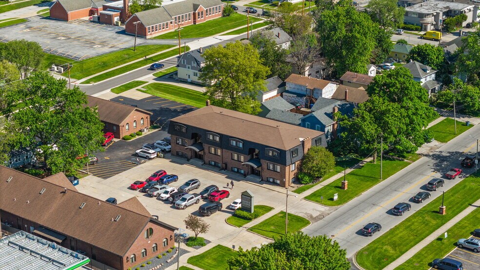 250 N Main St, Crown Point, IN à vendre - Photo du bâtiment - Image 3 de 52