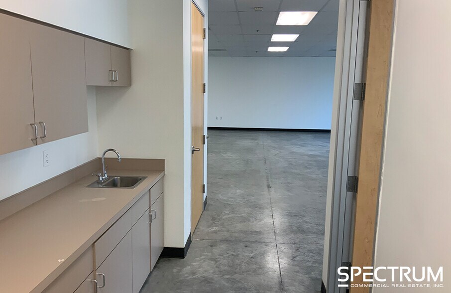 28381 Constellation Rd, Valencia, CA à louer - Photo du bâtiment - Image 3 de 15
