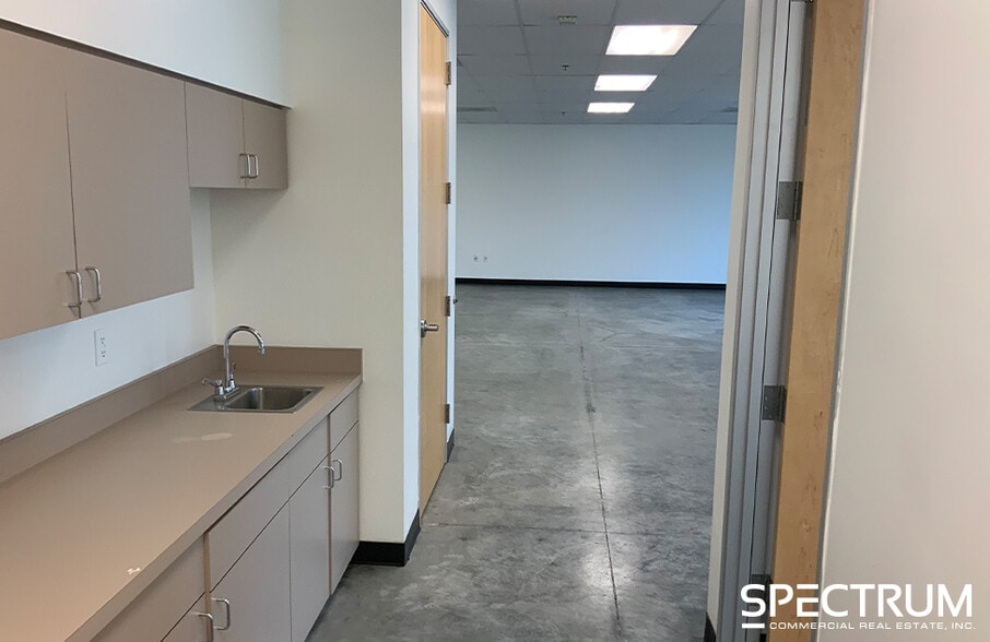 28381 Constellation Rd, Valencia, CA à louer - Photo du bâtiment - Image 3 de 15