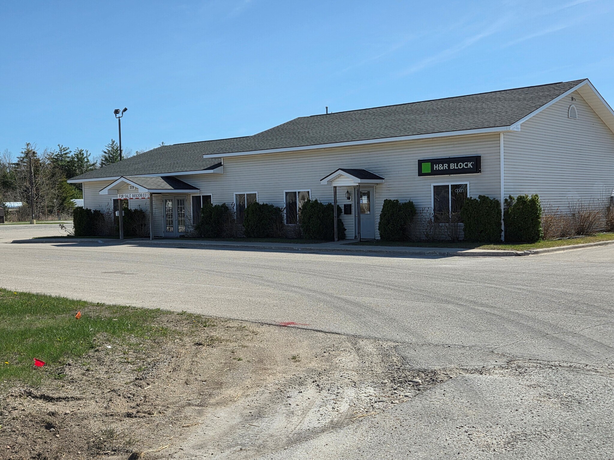 209 S Bradley Hwy, Rogers City, MI à vendre Photo du bâtiment- Image 1 de 15