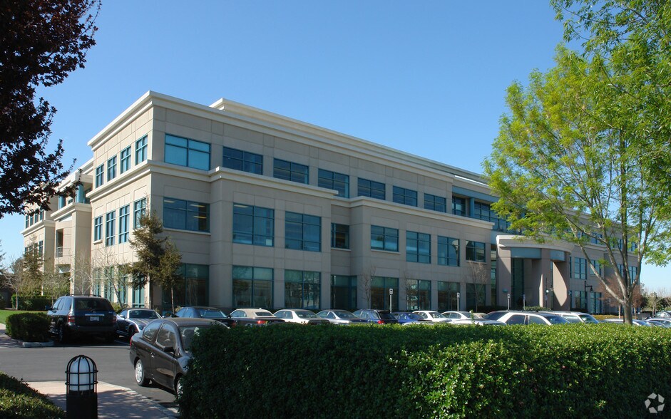 350 E Tasman Dr, San Jose, CA à vendre - Photo du bâtiment - Image 2 de 5
