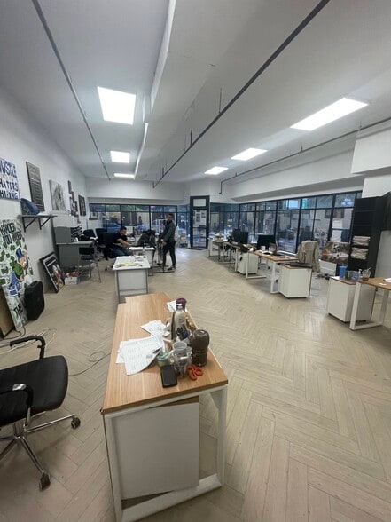 154 Stanton St, New York, NY for lease - Interior Photo - Image 2 of 13