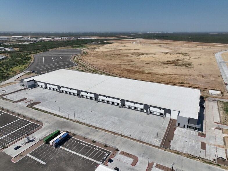 1203 Reuthinger Pky, Laredo, TX à vendre - Photo du bâtiment - Image 2 de 15