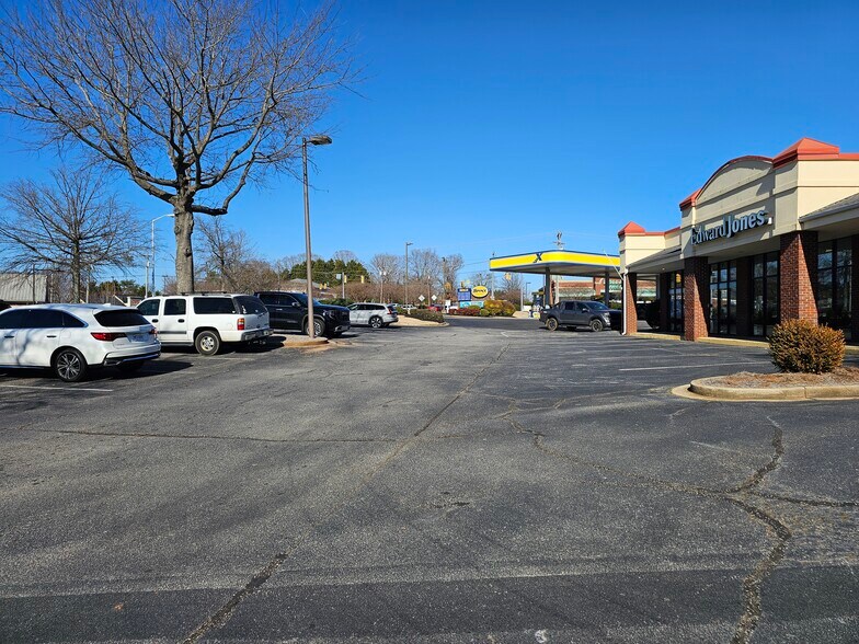 420 The Parkway, Greer, SC à vendre - Photo du bâtiment - Image 3 de 33