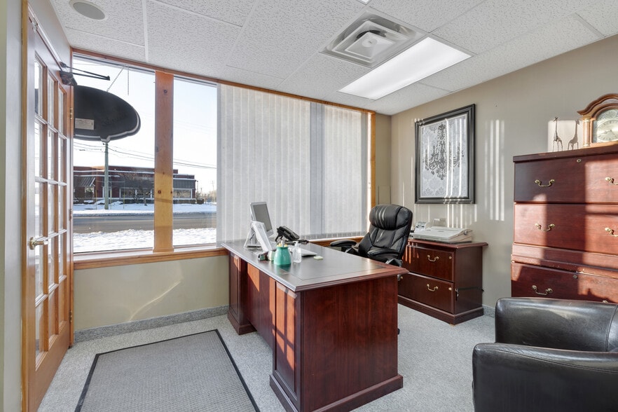 14012 Eureka Rd, Southgate, MI for sale - Interior Photo - Image 3 of 15