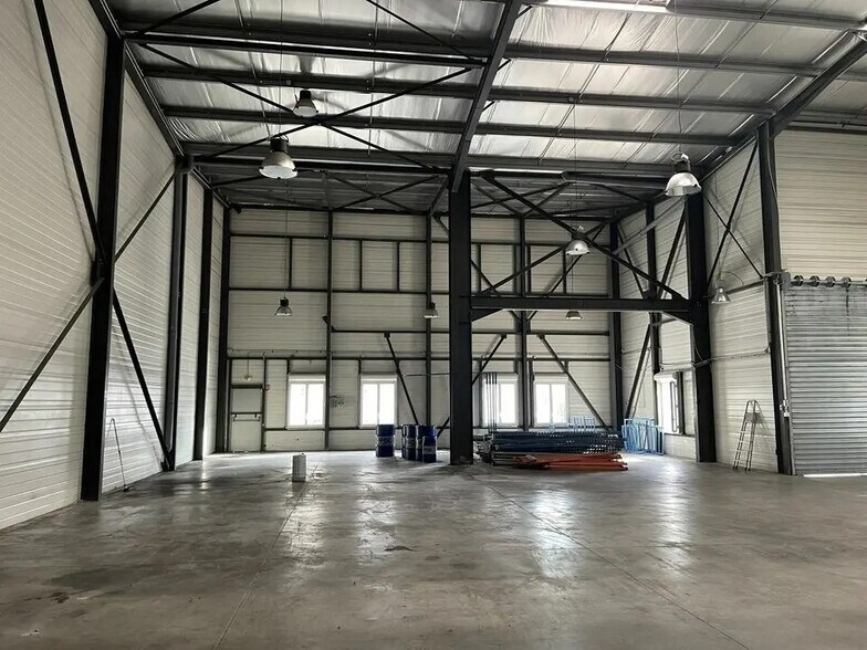 Industrial in Aubagne for lease - Interior Photo - Image 1 of 9