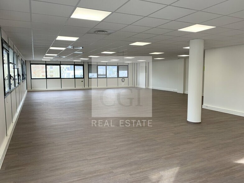 Office in Fontaine for lease - Interior Photo - Image 2 of 3