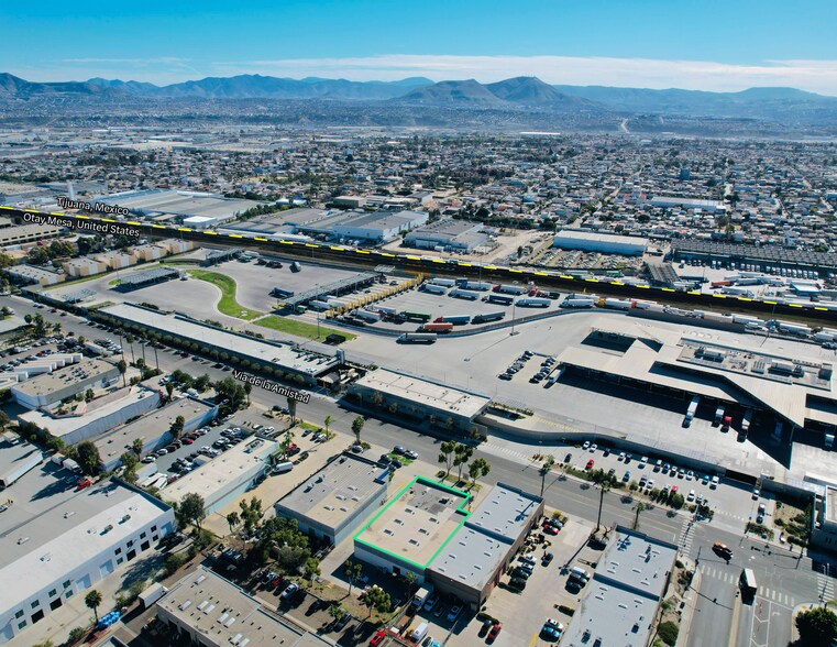 9750 Via de la Amistad, San Diego, CA à vendre - Photo du bâtiment - Image 3 de 3