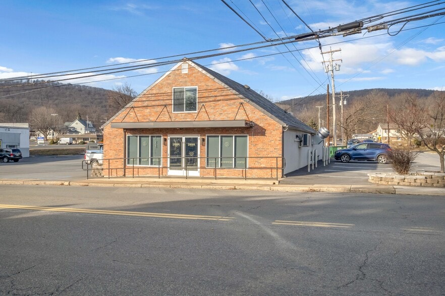 67 Park Ave, Wind Gap, PA for sale - Building Photo - Image 1 of 28