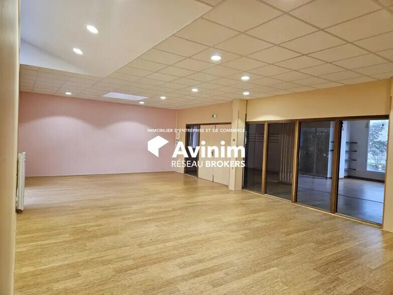 Office/Retail in Bourg-en-Bresse for lease - Building Photo - Image 2 of 8