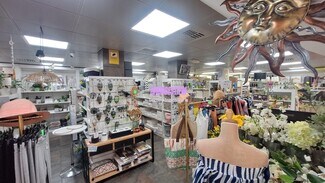 Plus de détails pour Multi-résidentiel à vendre