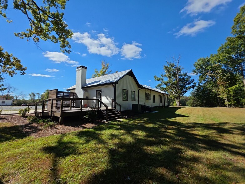 6212 Lake Brandt Rd, Summerfield, NC à louer - Photo du bâtiment - Image 3 de 11