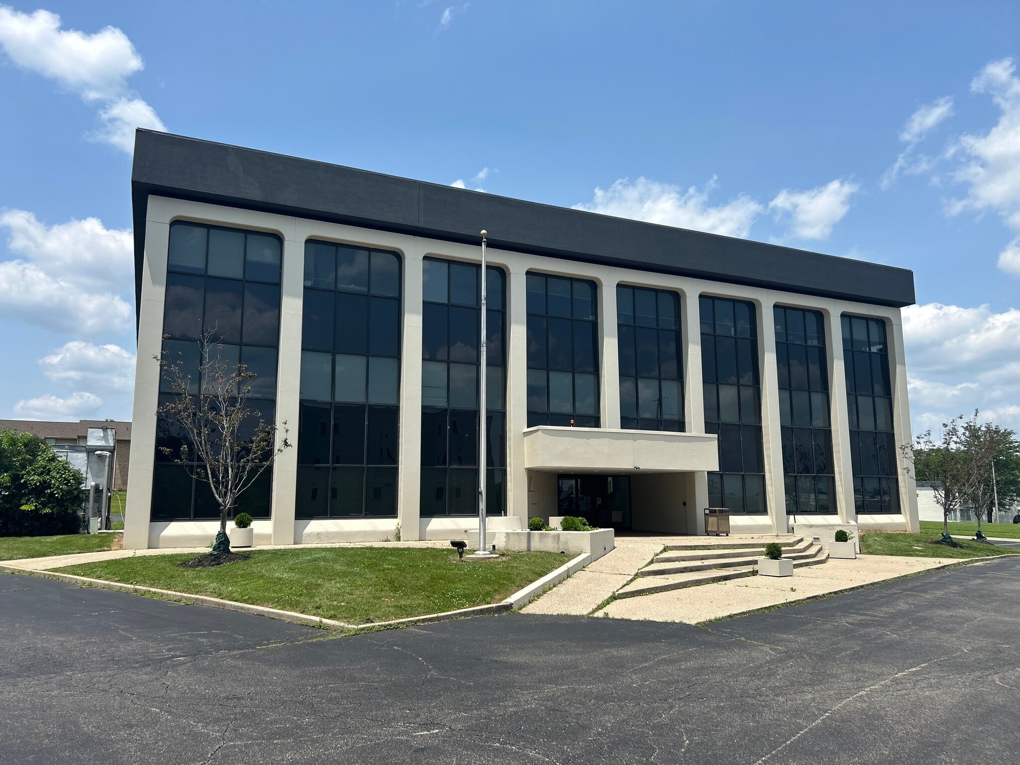 415 Glensprings Dr, Springdale, OH for lease Building Photo- Image 1 of 6