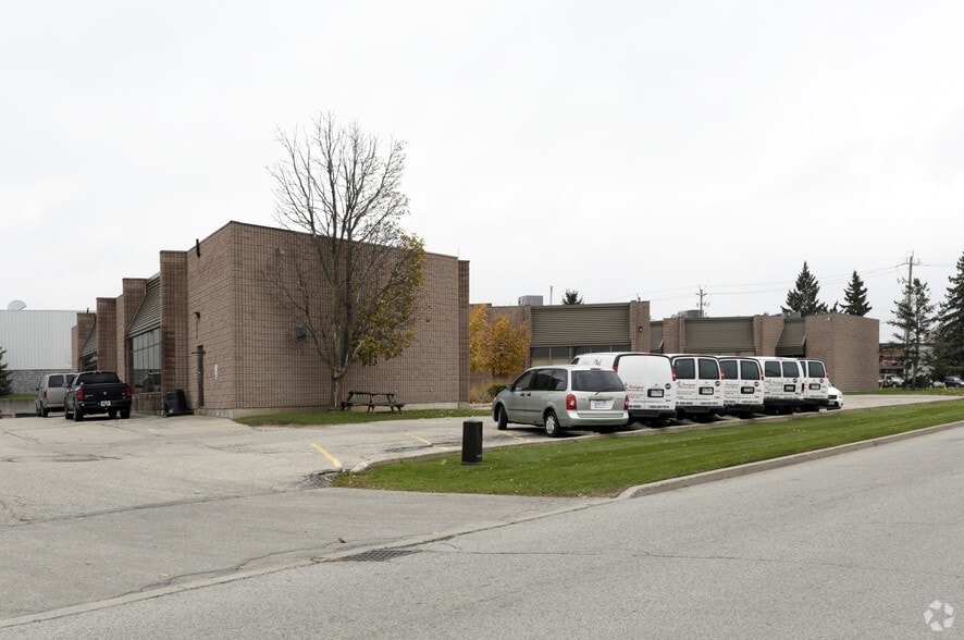 584 Colby Dr, Waterloo, ON à louer - Photo du bâtiment - Image 3 de 4