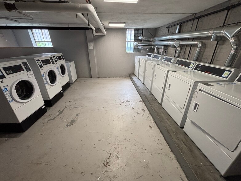 3075 E Cheltenham Pl, Chicago, IL for sale - Building Photo - Image 3 of 19