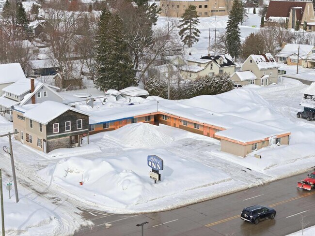 Plus de détails pour 1712 Ashmun St, Sault Sainte Marie, MI - Services hôteliers à vendre