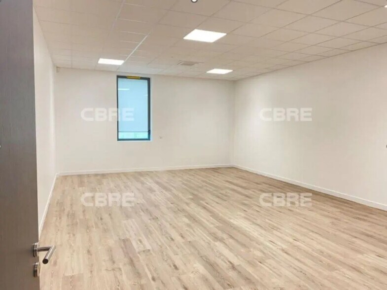 Office in Croissy-Beaubourg for lease - Interior Photo - Image 3 of 10