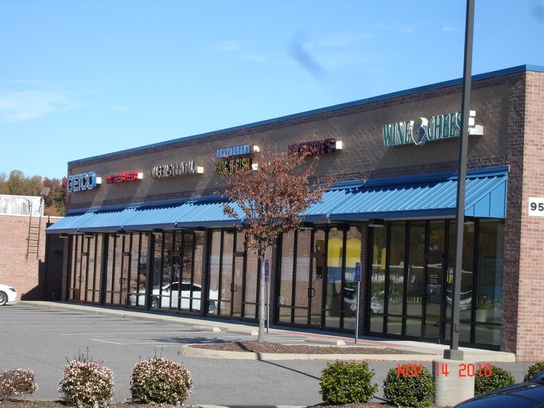 954 J Clyde Morris Blvd, Newport News, VA à louer - Photo du bâtiment - Image 1 de 4