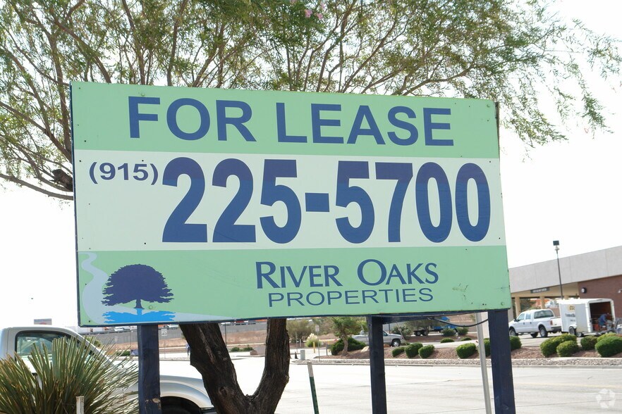 1346 N Lee Trevino Dr, El Paso, TX à louer - Photo du bâtiment - Image 2 de 11